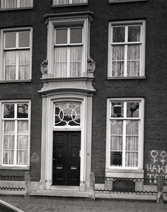 815539 Gezicht op de ingangspartij van het pand Nieuwegracht 61 te Utrecht.